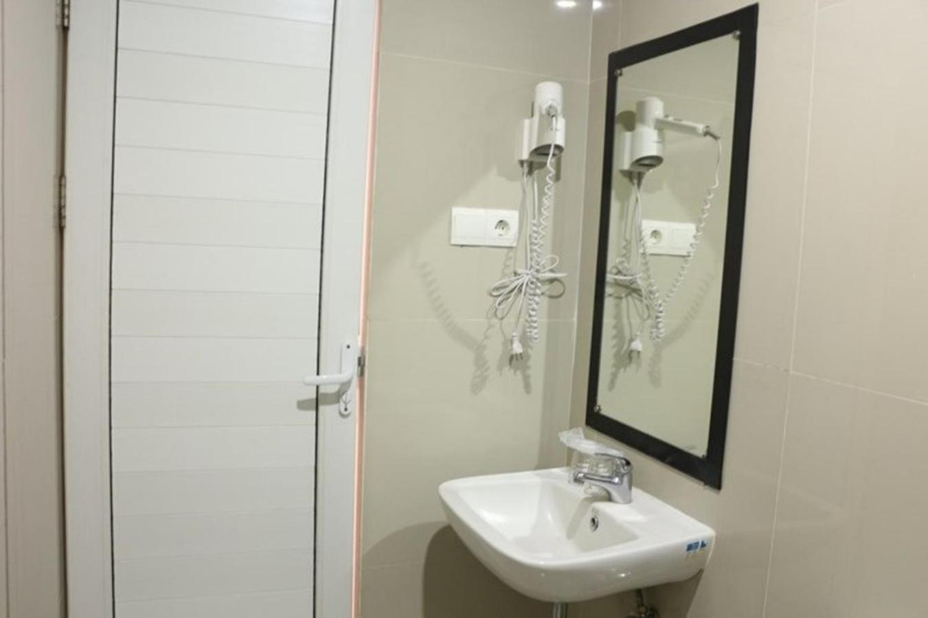 Crew Express Hotel Lubukpakam Kültér fotó